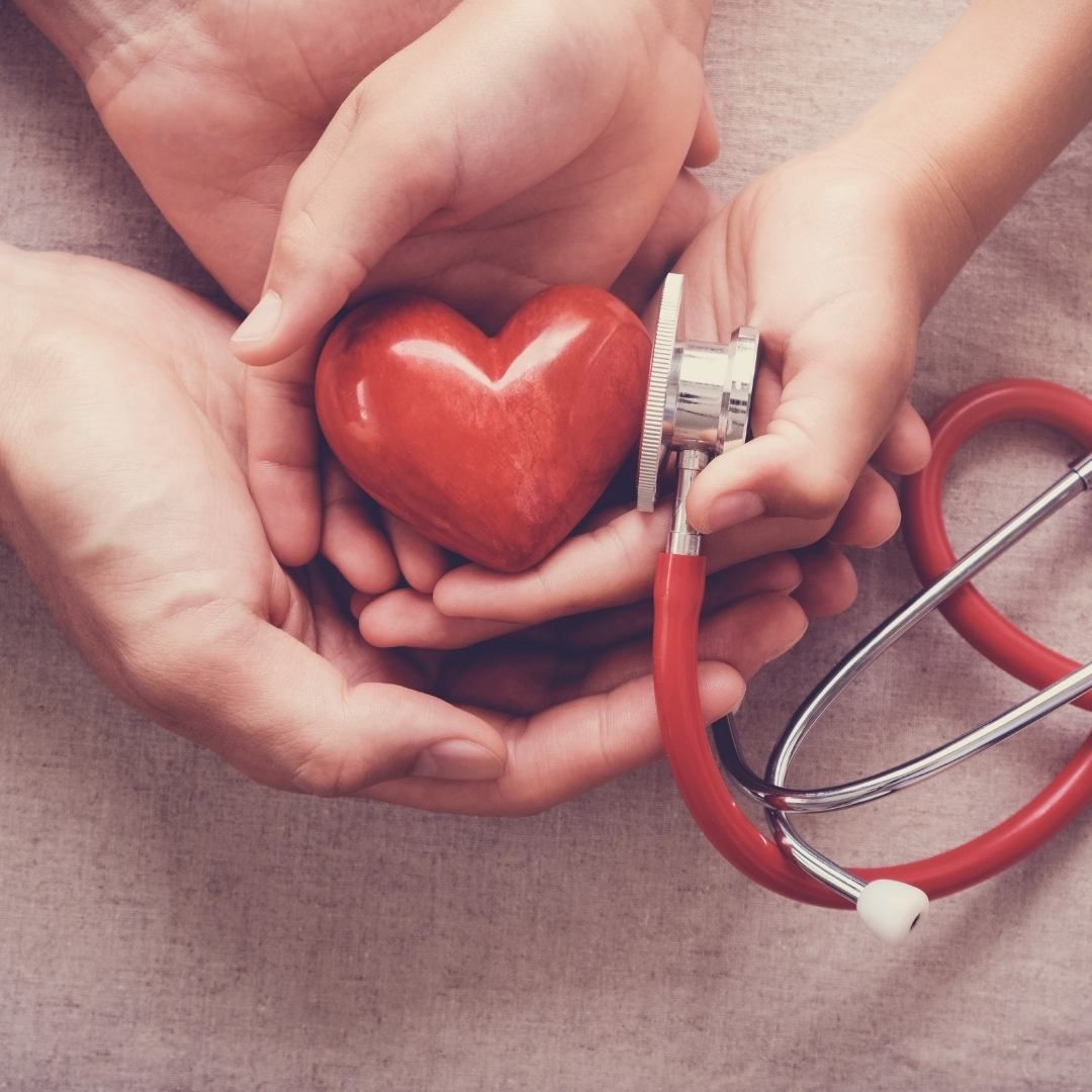 manos sosteniendo un corazón y un fonendoscopio habitos de vida saludables