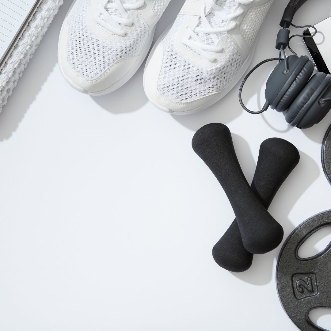 habitos de vida saludables: articulos deportivos, pesas, zapatillas, cascos de música.