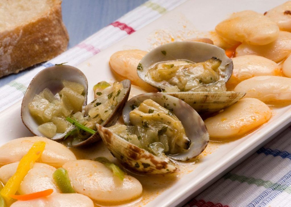 plato de fabes con almejas y verduras
