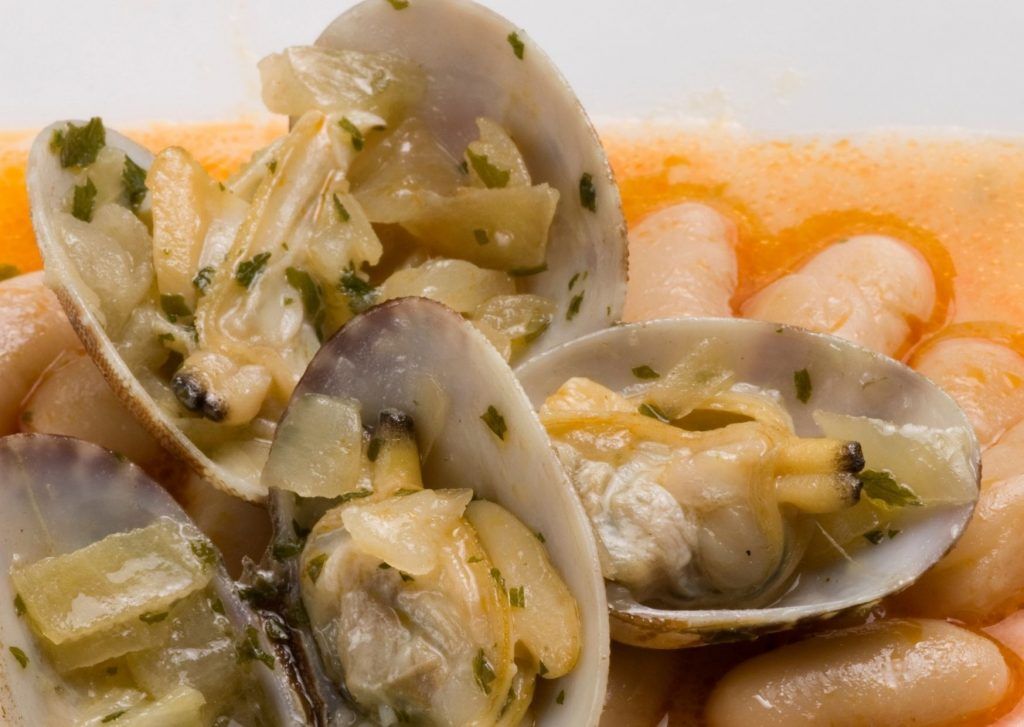 plato de fabes con almejas con cebollita.